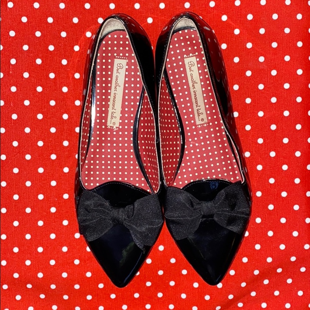 B.A.I.T faux patent leather flats with a blow